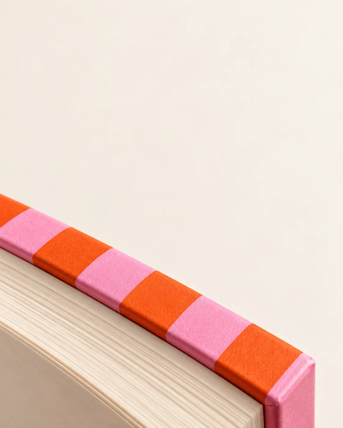Detail of the striped spine